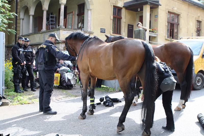 Na trutnovské faře vozíčkárům předvedli zásahy policisté na koních