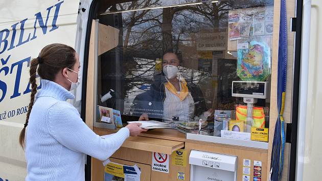 Do patnácti obcí na uzavřeném Trutnovsku začala jezdit tento týden Mobilní pošta. V pátek dorazila i do Horní Kalné.