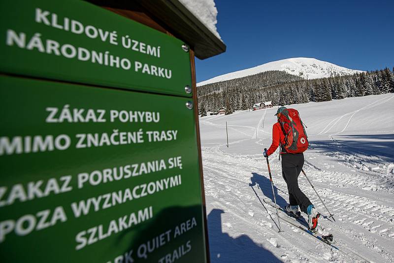 Slunečný víkend přilákal na hřebeny Krkonoš tisíce turistů, do terénu vyrazila řada skialpinistů.