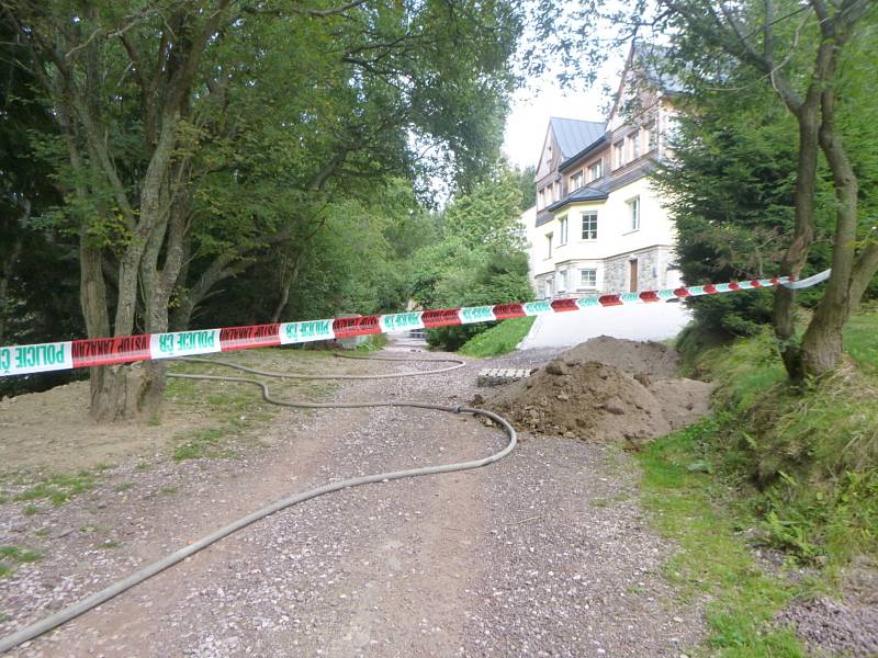 Stavbaři překopli přípojku, kvůli unikajícímu plynu přijeli hasiči.