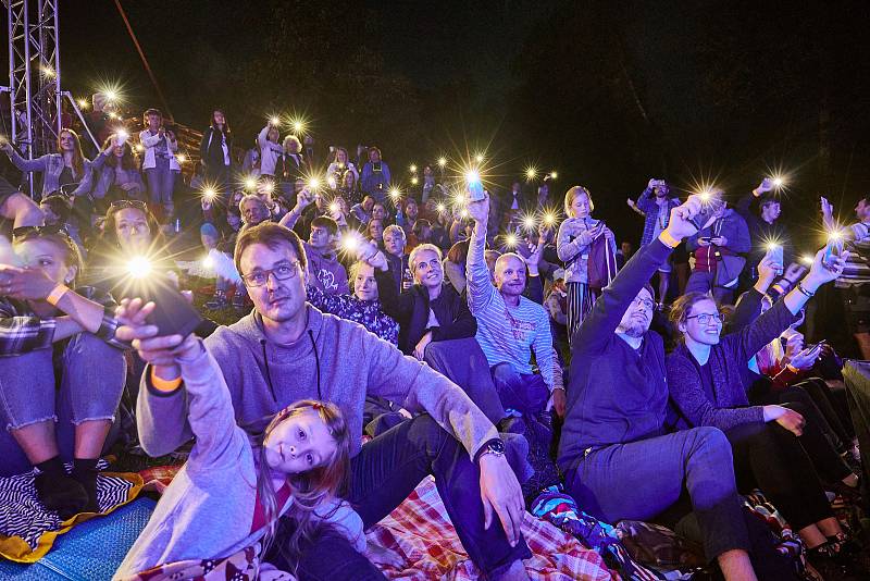 Koncert písničkáře Pokáče zahájil Kulturní léto na Štěrbově vile na Přehradě Les Království.