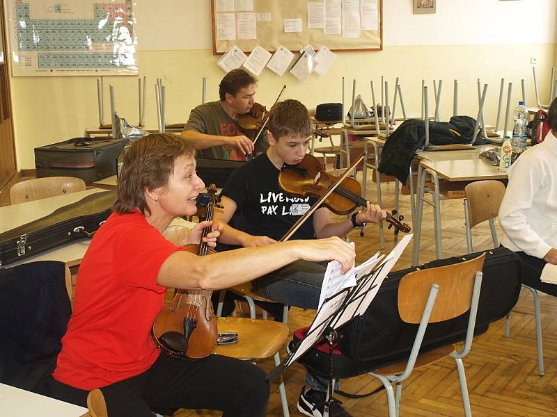 Bluegrassová dílna v Malých Svatoňovicích