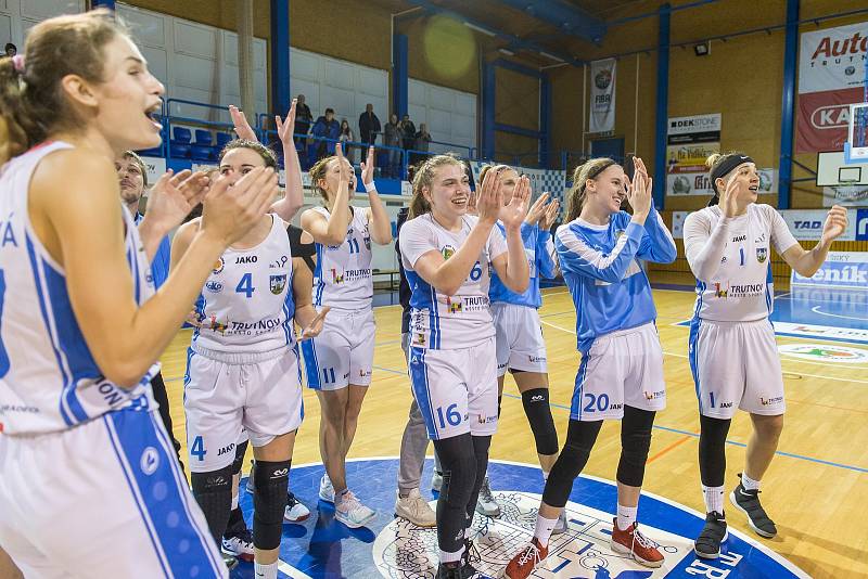 Velká radost po velkém vítězství. Basketbalistky Trutnova vyhrály nad Nymburkem 82:79 po trojce Kateřiny Kozumplíkové v poslední vteřině zápasu.