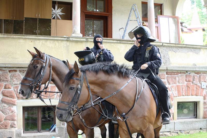 Na trutnovské faře vozíčkárům předvedli zásahy policisté na koních