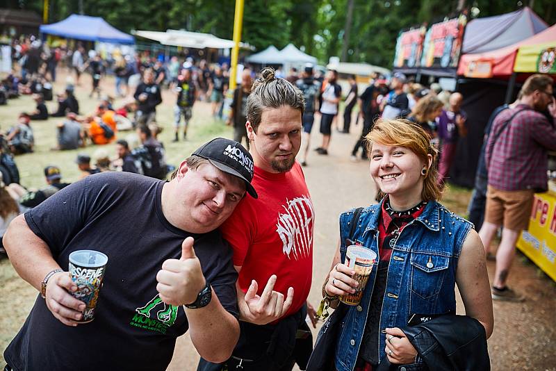 Fanoušci si plnými doušky užívají festival nejtvrdší hudby Obscene Extreme v Trutnově.