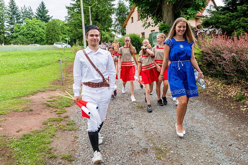 Odhalení kamenů zmizelých veliteli sokolské odbojové skupiny S 21 B Josefu Schejbalovi a jeho spolupracovníkovi Stanislavu Prouzovi v Malých Svatoňovicích.