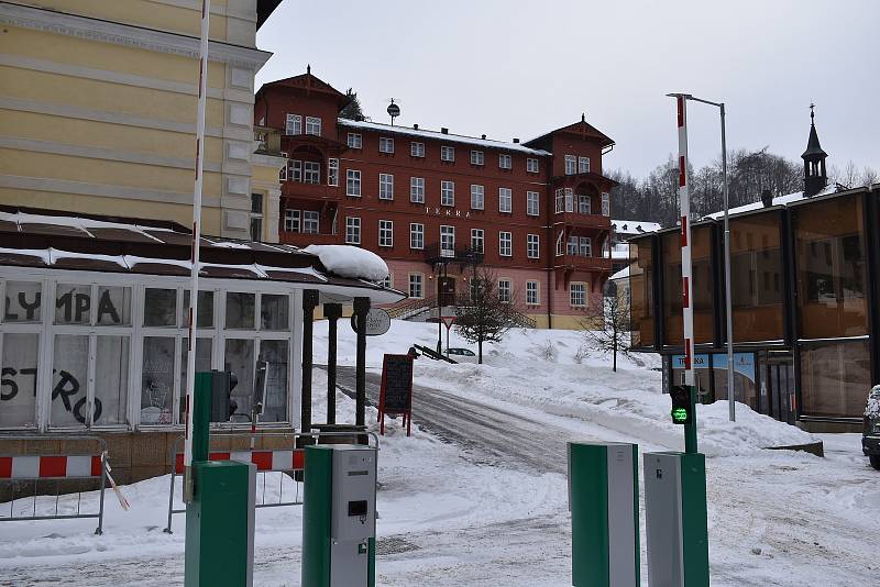Od ledna je v Janských Lázních v provozu nové parkoviště v centru města, zatím je řidičům k dispozici přes den zdarma.