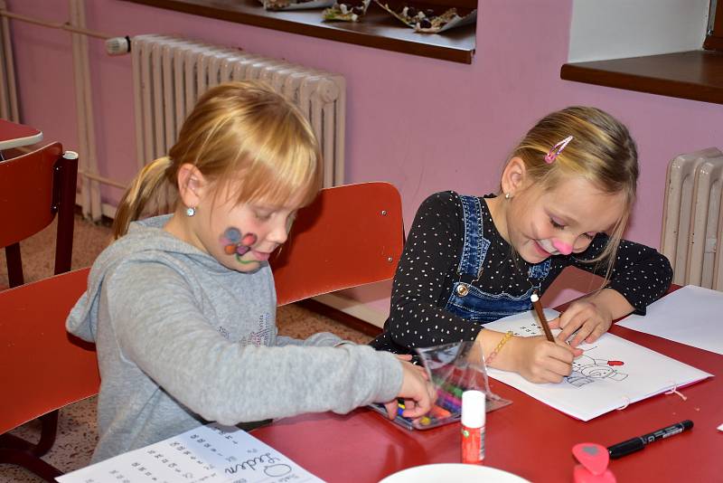 Medové trhy v základní škole Úpice-Lány.