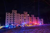 V bytě v šestém patře se při požáru zranil jeden člověk. Utrpěl lehčí popáleniny. Požár nad ránem likvidovalo osm hasičských jednotek.