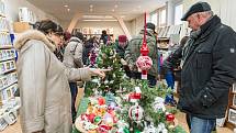 Zahájení adventu ve výrobním družstvu Vánoční ozdoby Dvůr Králové nad Labem.