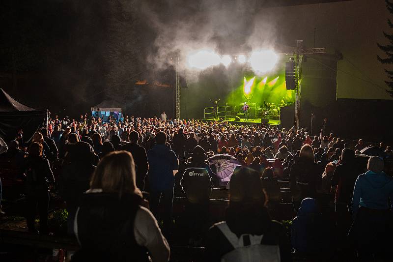 Koncert kapely Chinaski v Trutnově na Bojišti.