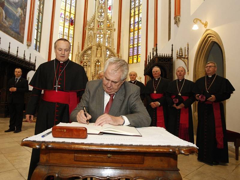 Prezident navštívil katedrálu svatého Ducha na Velkém náměstí, kde položil květiny k památníku arcibiskupa Karla Otčenáška a zapsal se do pamětní knihy. Doprovázel ho hradecký biskup Jan Vokál.