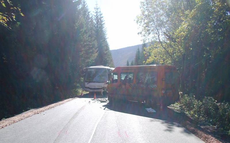 Nehoda autobusu s dodávkou ve Špindlu