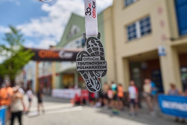 Pamětní medaile z 8. ročníku OlfinCar Trutnovského půlmaratonu.