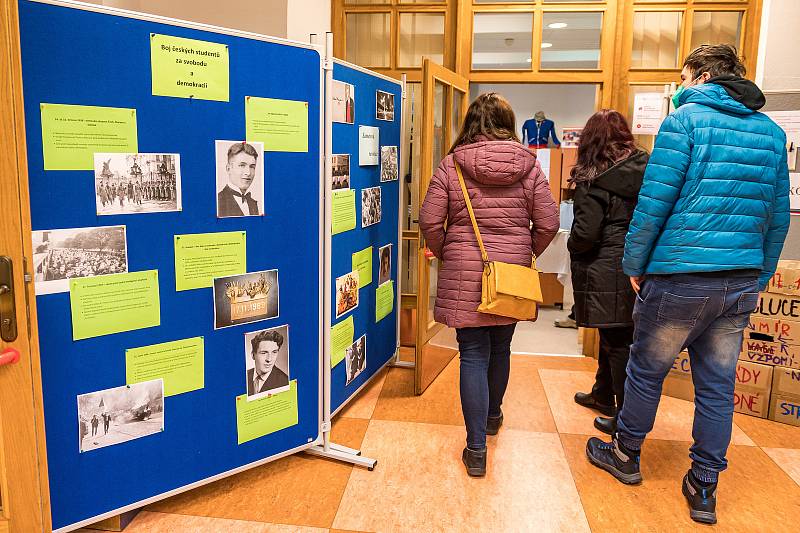 Obchodní akademie Olgy Havlové v Janských Lázních přichystala 17. listopadu Den otevřených dveří a stylovou výstavu k výročí sametové revoluce.