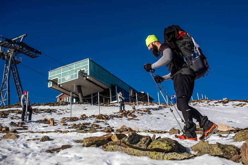 Horští nosiči při zimní verzi závodu Sněžka Sherpa Cup vynesli zásoby vod a kofol od lanovky z Pece na Sněžku na Českou Poštovnu.