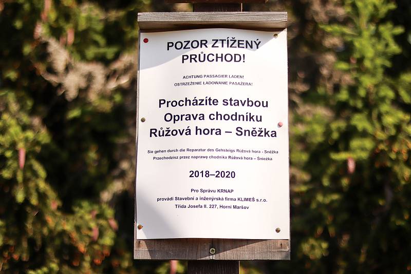 V pondělí začala oprava přístupové trasy na vrchol Sněžky z Růžové hory.