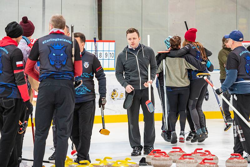 Na zimním stadionu v Trutnově se hrál v sobotu Krkonošský pohár v curlingu.