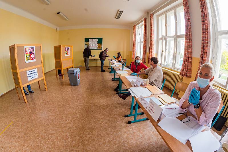 V budově trutnovského gymnázia patří hned tři učebny volebním místnostem. Volí v nich lidé z padesáti trutnovských ulic.