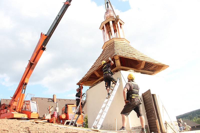 Specializovaná firma tesařů zrekonstruovala zvonici v Havlovicích na Trutnovsku.