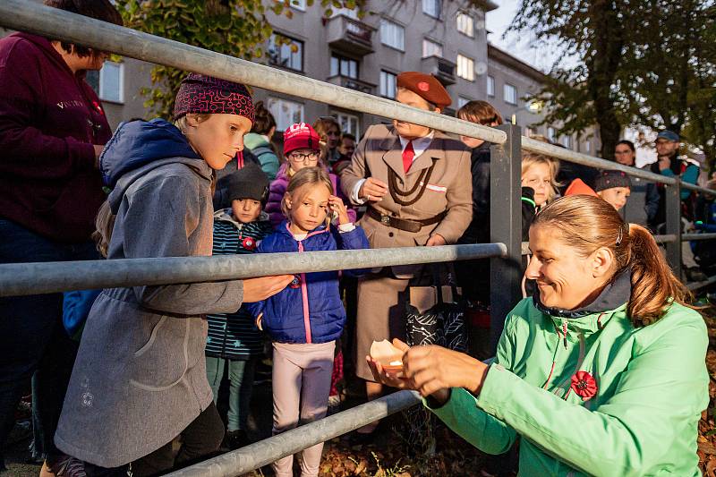 Na památný den sokolstva odhalila královédvorská jednota před budovou gymnázia kameny zmizelých bratrům Josefovi a Pavlovi Sochorovým.