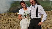 Tomáš a Eva Jakešovi z Postřelmova na Šumpersku měli ve čtvrtek svatbu na Sněžce. Došli tam pěšky během hřebenové túry.