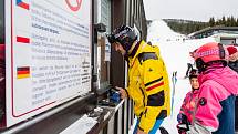 Skiareál Malá Úpa zahájil v sobotu lyžařskou sezonu na sjezdovce Pomezky.