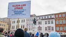 Demonstrace odpůrců protipandemických opatření v Trutnově na Krakonošově náměstí v neděli 23. ledna.