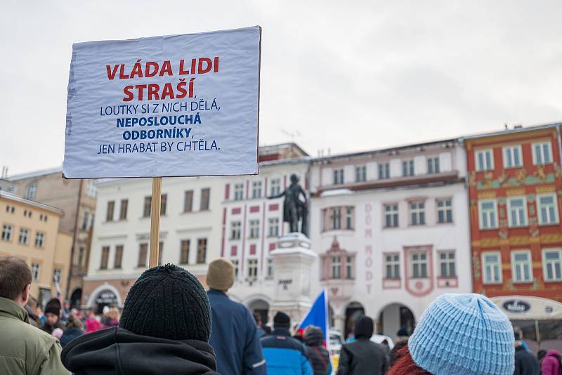 Demonstrace odpůrců protipandemických opatření v Trutnově na Krakonošově náměstí v neděli 23. ledna.