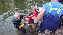 Dívka spadla na přehradě do vody a nemohla se dostat na břeh.