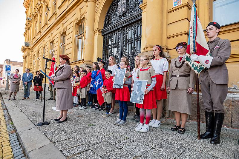 Na památný den sokolstva odhalila královédvorská jednota před budovou gymnázia kameny zmizelých bratrům Josefovi a Pavlovi Sochorovým.