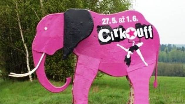 CIRK LA PUTYKA je největším letošním trhákem festivalu Cirk-Uff v Trutnově. Na ten již na trase před městem poutá opět slon. 