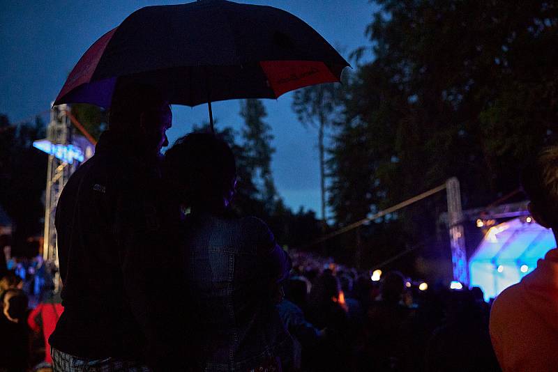 Koncert Lucie Bílé a kapely Arakain na letní scéně Štěrbovy vily na Přehradě Les Království.