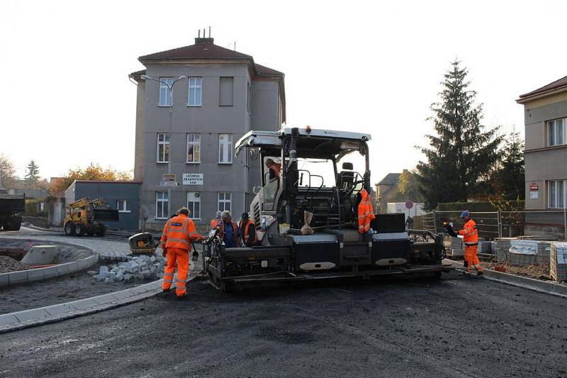 Oprava okružní křižovatky ve Dvoře Králové vrcholí.