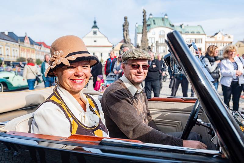 Veteran Car Club Dvůr Králové nad Labem pořádal přehlídku a jízdu historických vozidel Než vypustíme vodu z chladiče.