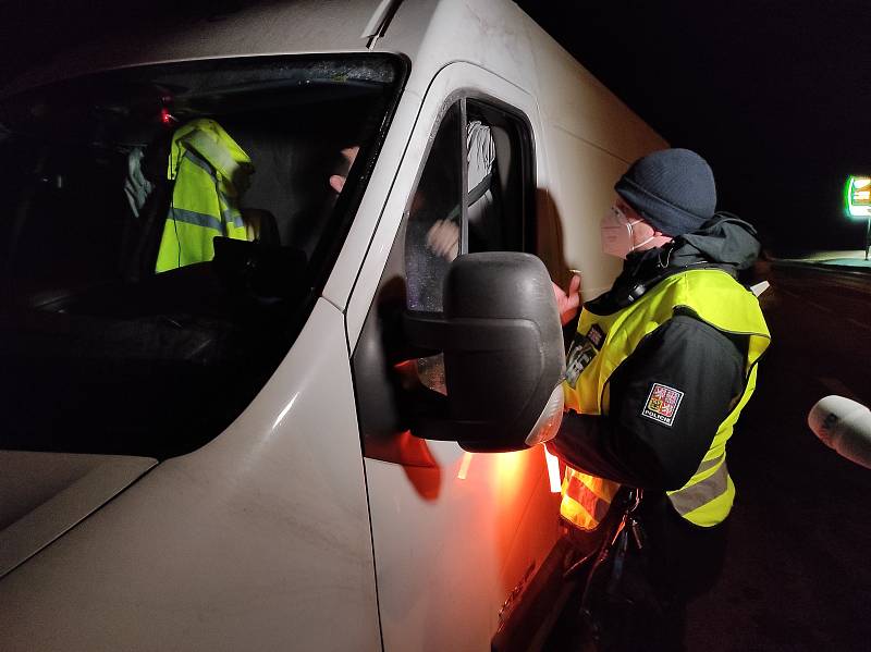 Úderem půlnoci začali policisté na Trutnovsku kontrolovat vládní opatření.