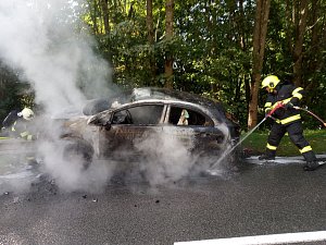 Hasiči zasahovali v sobotu dopoledne u požáru auta v Janských Lázních.