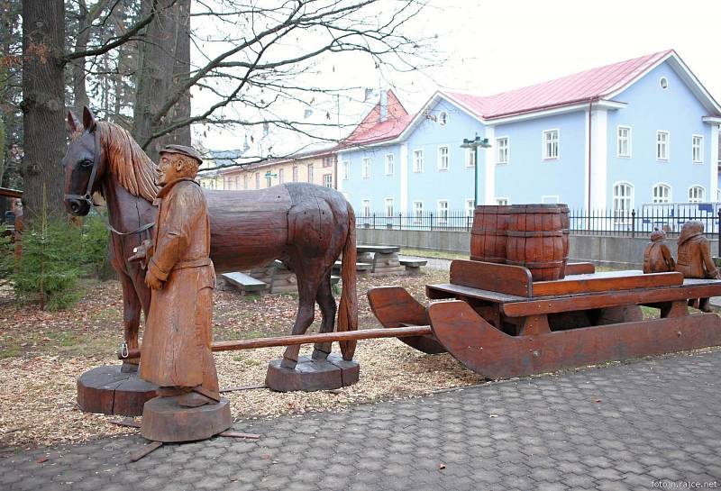 Krkonošský pohádkový betlém ve Vrchlabí je dílem řezbáře Pavla Tryzny.