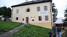 DOTEK. Z bývalé fary v Horním Maršově je nyní Dům obnovy tradic, ekologie a kultury. 