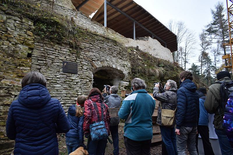 Slavnostní odhalení pamětní desky na hradě Vízmburk u příležitosti 100 let od narození archeologa Antonína Hejny.