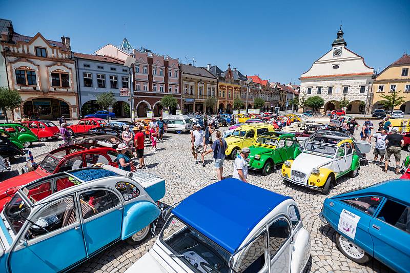 Národní sraz Citroënů 2CV, lidově zvaných kachen.