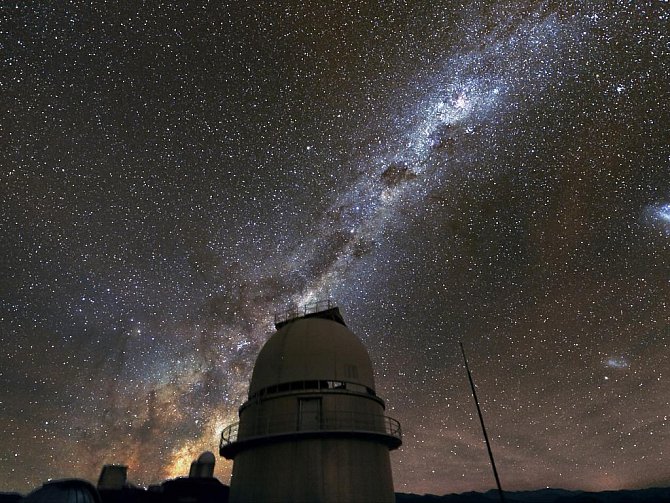 NA SNÍMKU je v popředí kopule Dánského 1,54 m dalekohledu a vlevo, téměř na obzoru, pak následují kopule dalekohledu NTT a 3,6 m dalekohledu se spektrografem HARPS. Další informace najdete na stránkách autora www.bardon.cz 