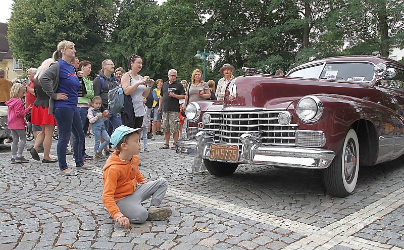 Sraz amerických vozidel a motocyklů ve Vrchlabí.