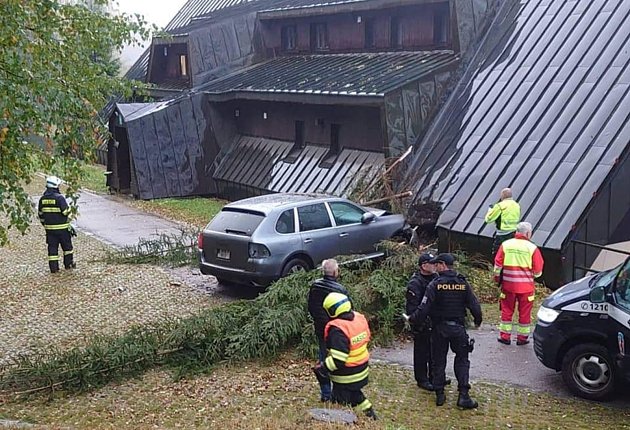 Osobní auto narazilo v sobotu odpoledne do domu u Zotavovny Přední Labská ve Špindlerově Mlýně.