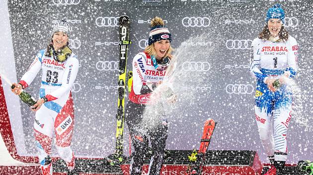 Vítězka Mikaela Shiffrin, druhá Wendy Holdener a třetí Petra Vlhová slaví.