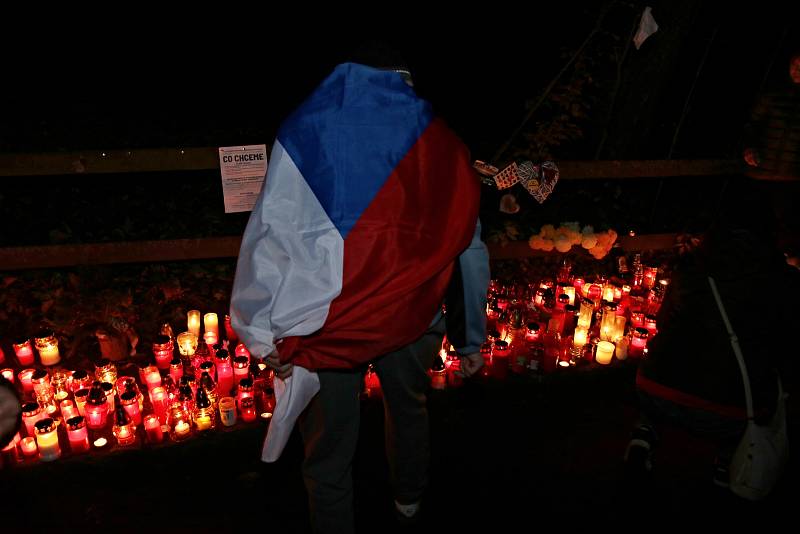 Celou neděli desítky lidí zapalovaly svíčky u chalupy Václava Havla na Hrádečku ve Vlčicích.