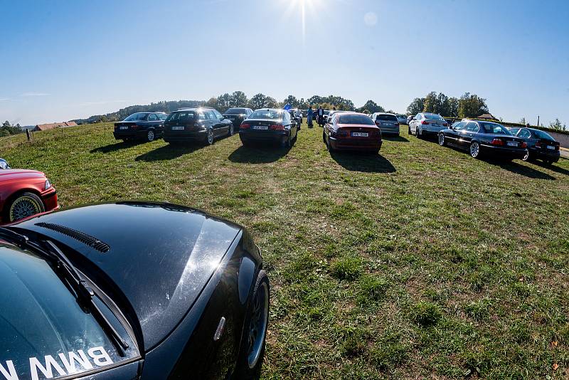 Setkání vozů BMW v areálu hospitálu Kuks.