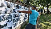 Uznávaný fotograf Bohdan Holomíček vystavil v sobotu fotky na hřbitovní zdi v Mladých Bukách.