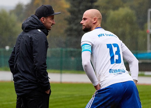 Trenér Vladimír Marks v rozmluvě s kapitánem Petrem Zierisem.