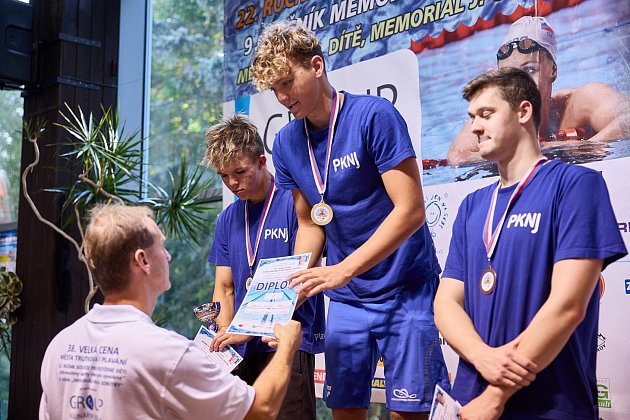 V hlavním závodě na 200 metrů VZ mezi muži kompletní stupně vítězů obsadili plavci z Nového Jičína. Zvítězil stříbrný medailista z ME juniorů David Koutný.